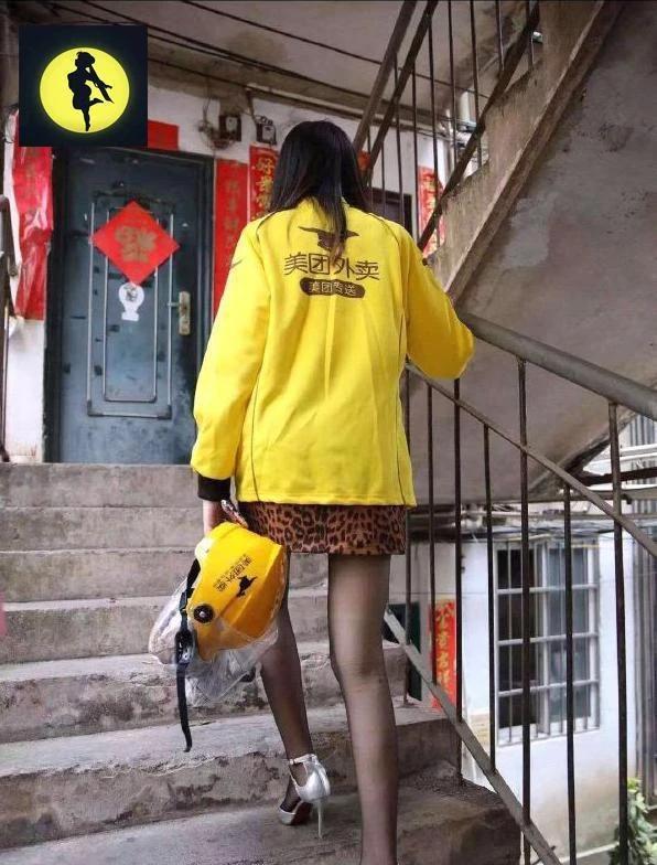 看到她蹒跚爬楼梯的背影，
男人们还有什么理由不努力？！