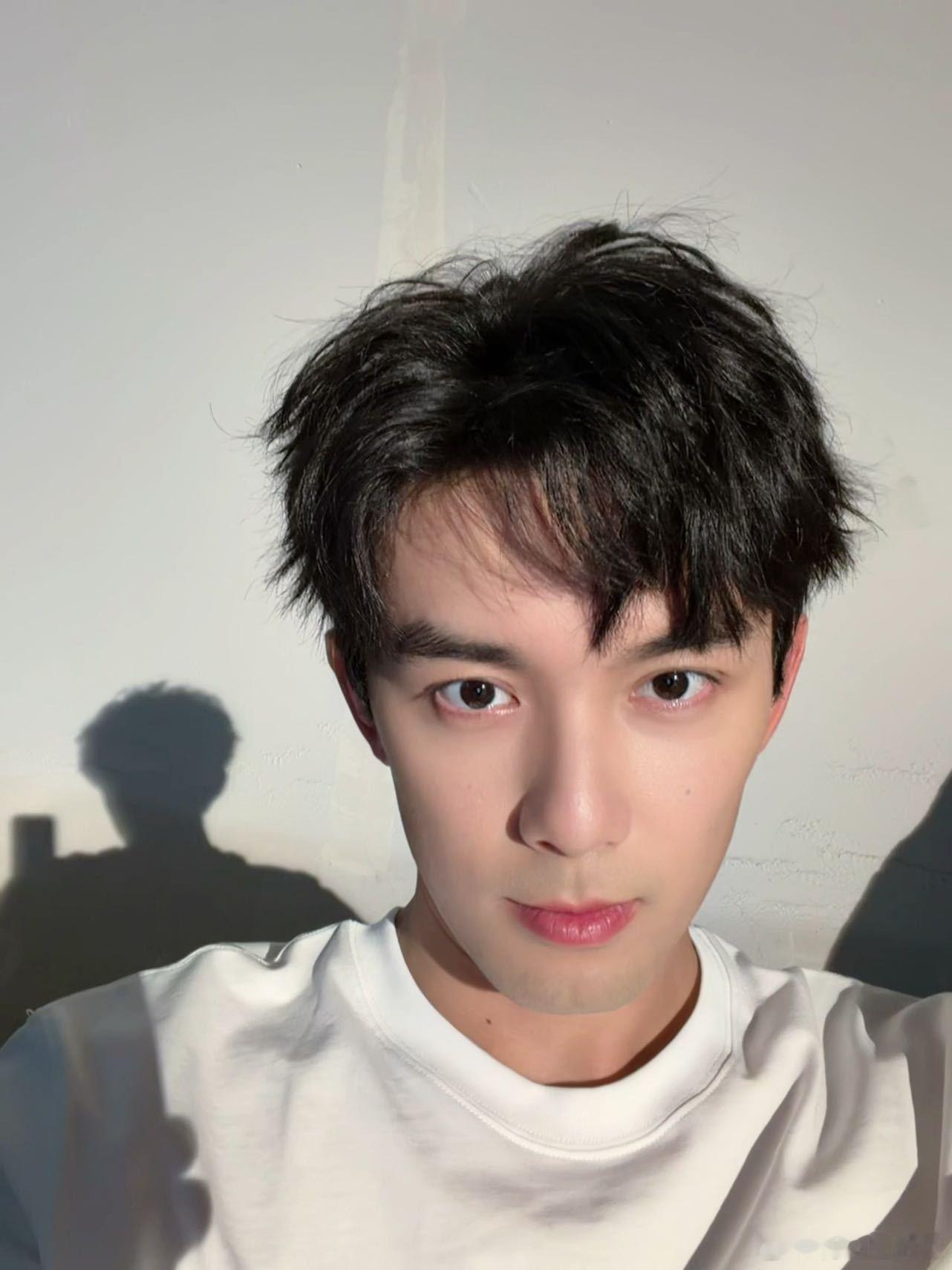 吴磊想换个发色吴磊一定拯救过银河系，不然怎么这么好看 