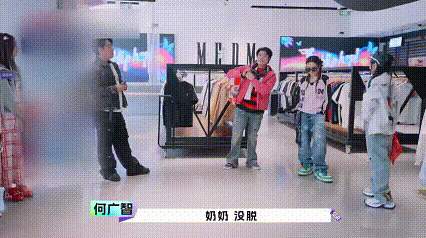 何广智对秋裤的执念 今日份的快乐全部来自于看到何广智的破洞牛仔裤里穿着秋裤，穿搭