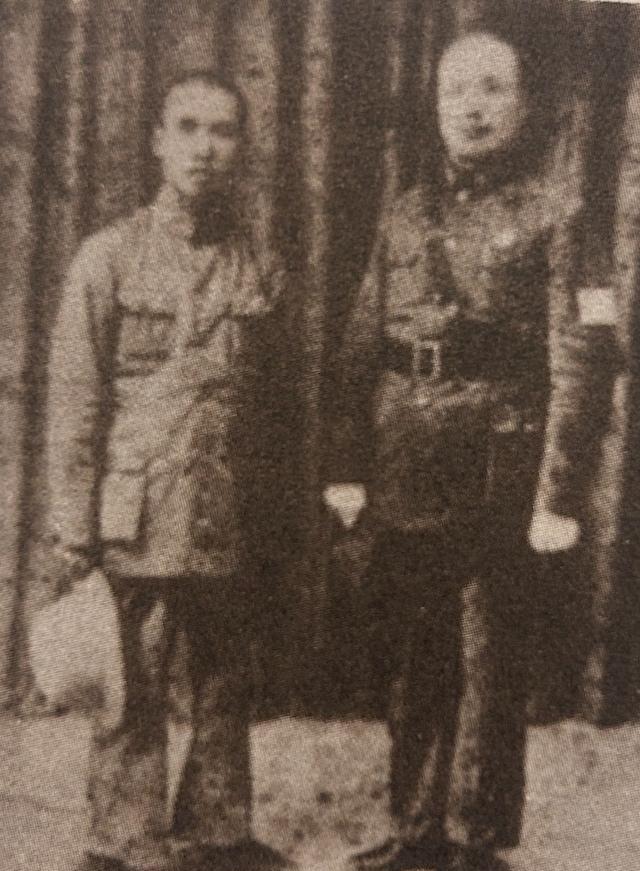 1936年12月，西安事变后不久，八路军副参谋长左权在西安红军办事处与童年伙伴匡