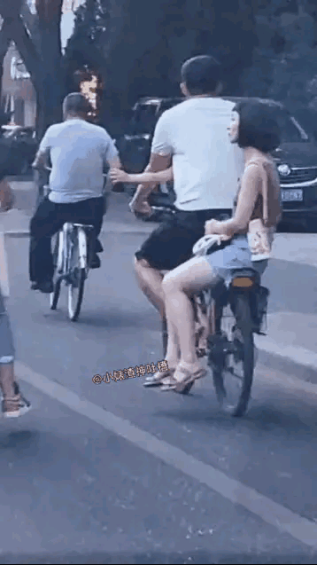 看到这段小视频，你是否有种似曾相识之感？男人自行车的前面是女儿，后座成了老婆最温