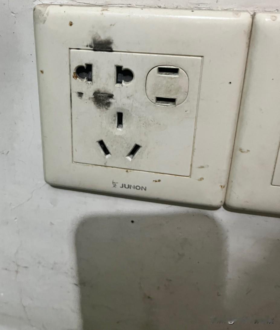 太吓人了
明明家里没用电，墙上开关突然“啪”一声跳闸了，咋回事？

有网友说跳闸