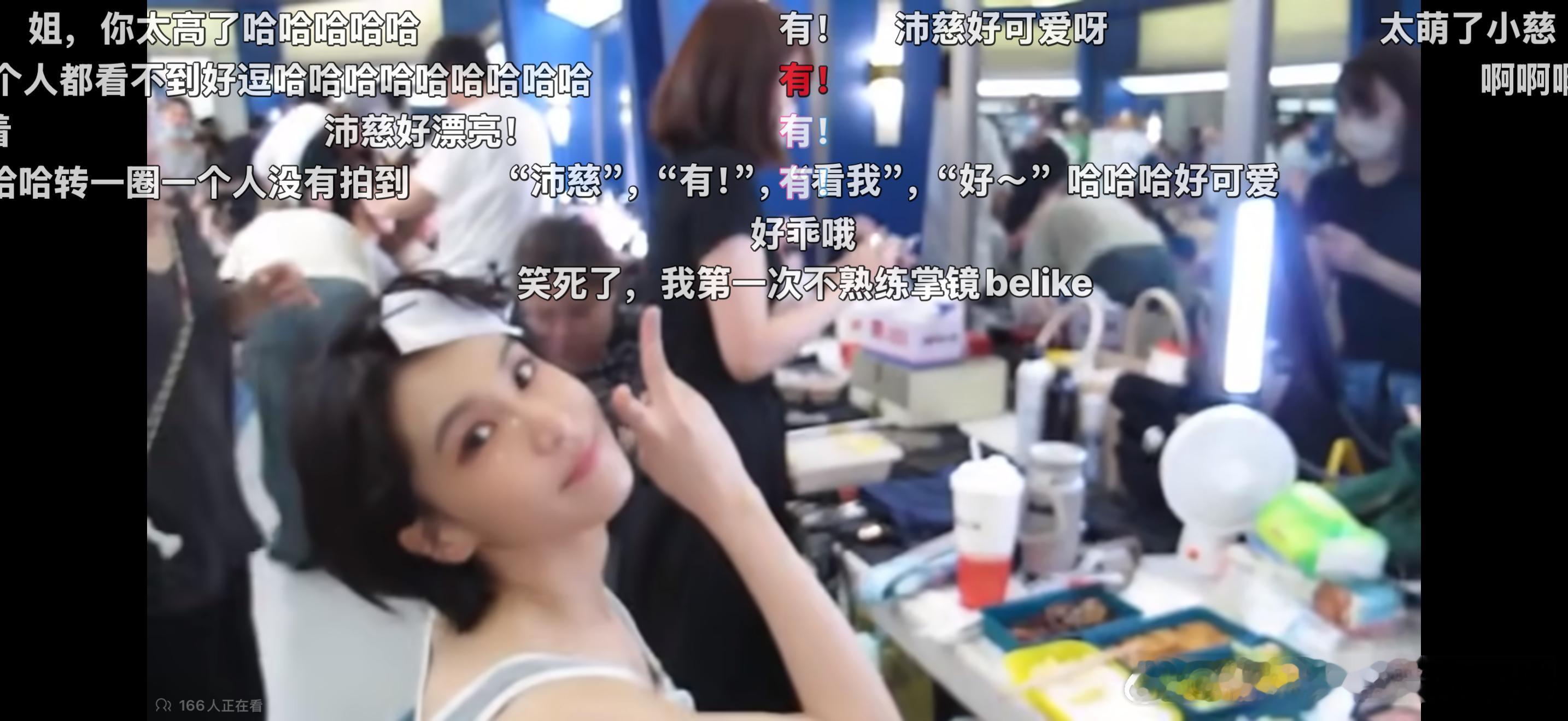 还是感觉第一次爱的人的妆造有种清爽的帅气 