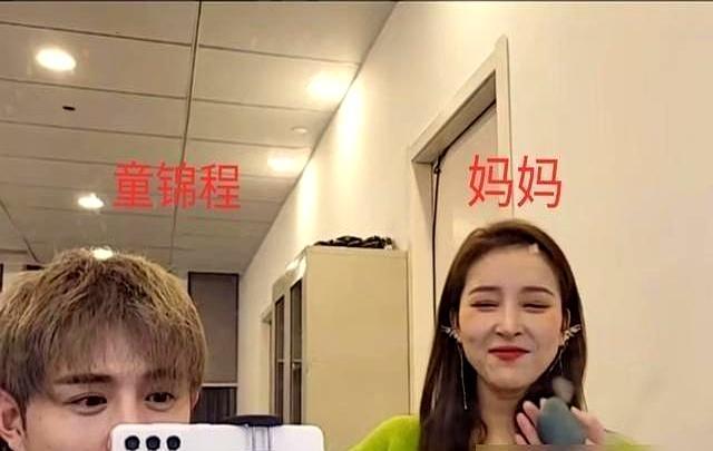 女儿一岁便接下广告，亲生父亲却连户口都不愿给上。
 
黄一鸣晒娃一年，王思聪从未