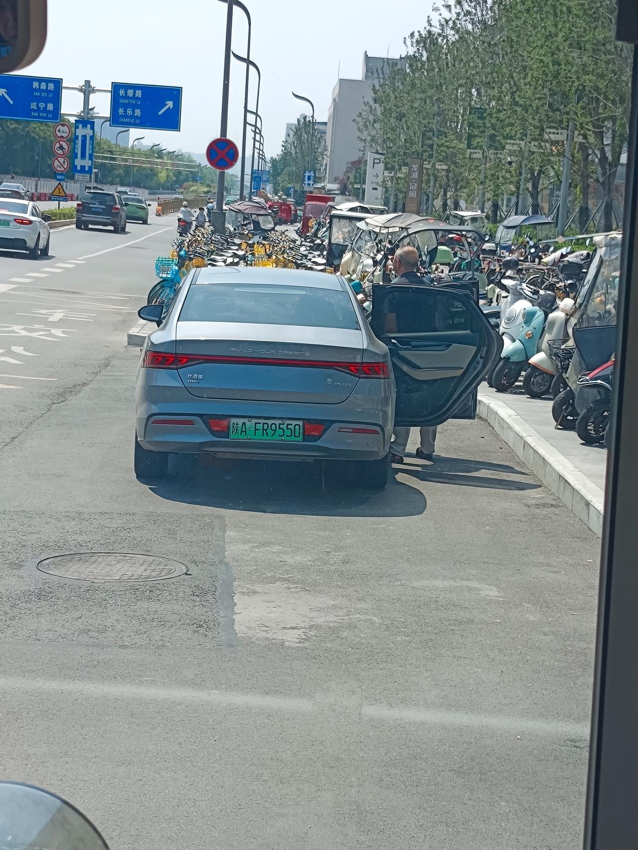 公交站牌旁 司机随地小便！