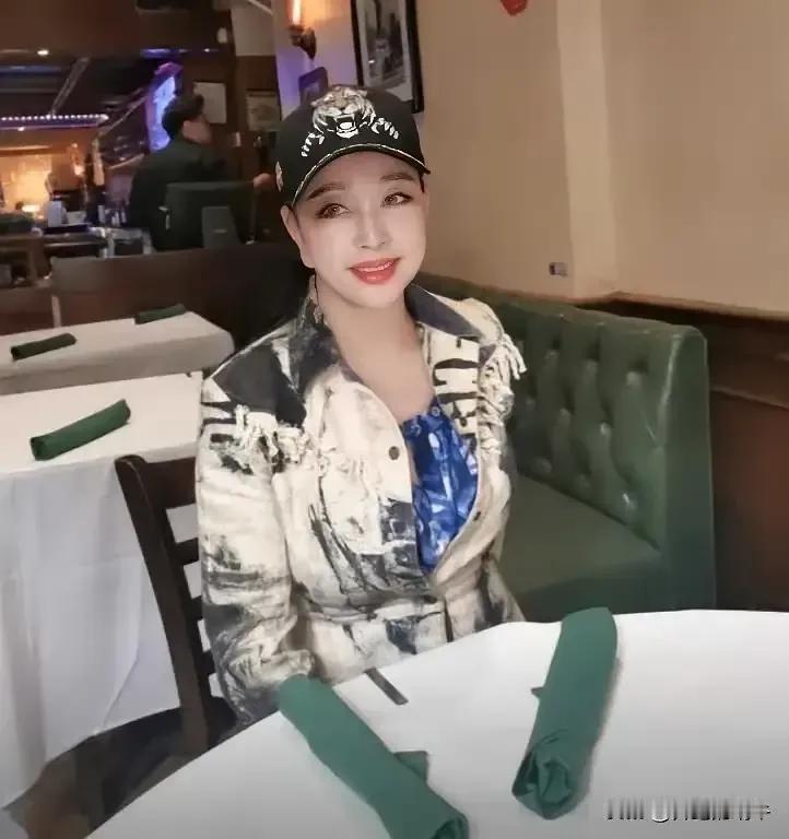 那个关于“子弹”微信录音，肯定是她自己播放出来，花钱找几个小哈喽来巴拉巴拉。直播