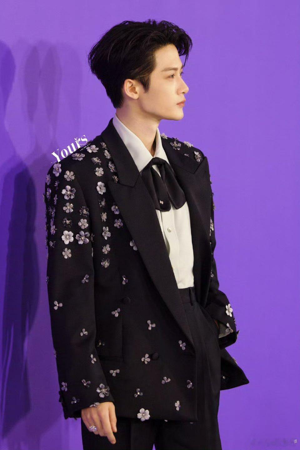 檀健次摸小酒窝的头 温柔值拉满！檀健次一来就和小酒窝打招呼，摸头动作又苏又暖，小