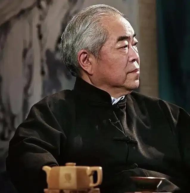 范曾虽年事已高，却未失联于公众视野，反而以行动诠释着对生活的热爱。他慷慨为小50