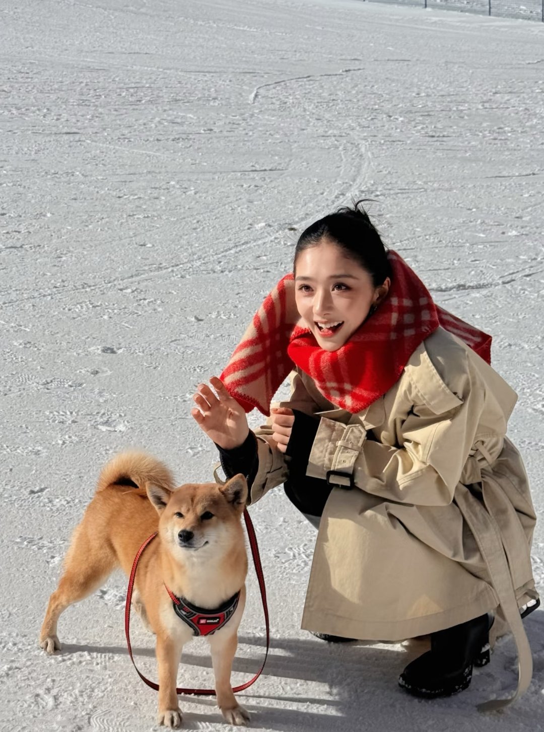 王影璐风衣雪场写真～“来雪场咯雪地像一个巨大的反光板，戴上红色围巾，在雪地里显得