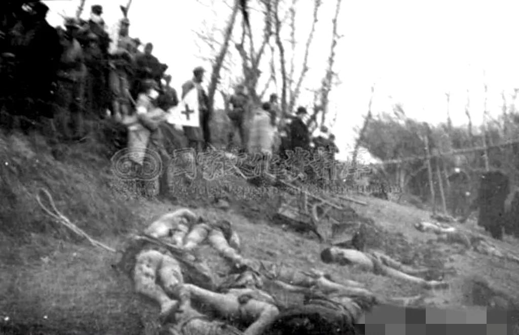 1941年，长沙会战中，被击毙的日军尸体，横七竖八的躺在地上，国军士兵站在旁边，