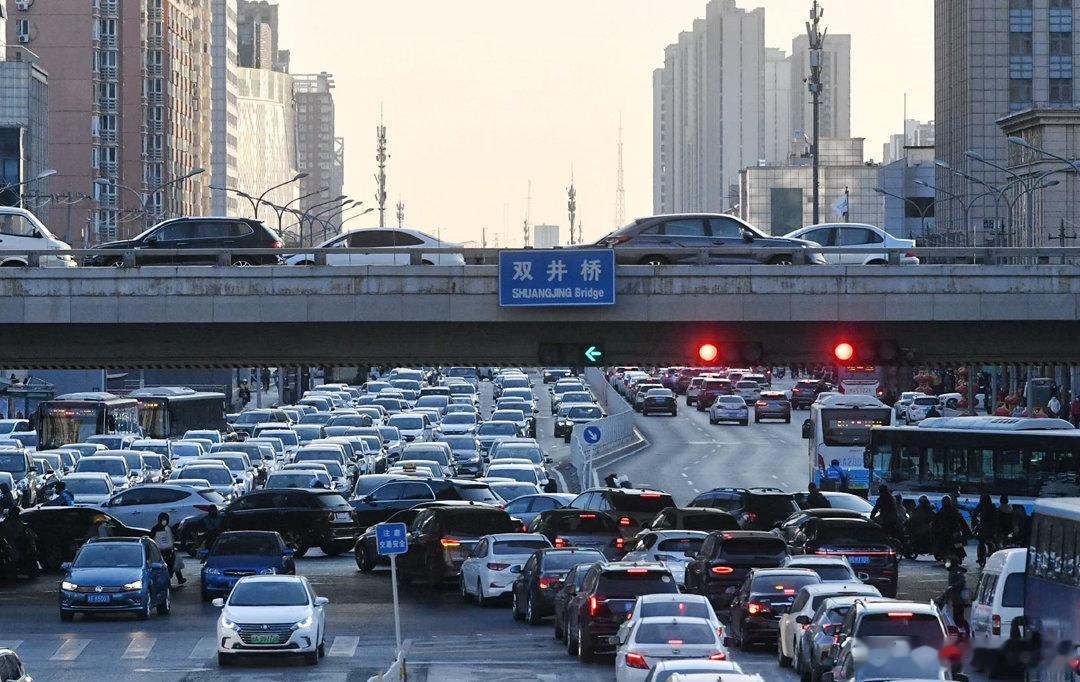 回北京一天，发现我退化了开车在路上要小心着前后左右的车，油门刹车来回忙活，我只能