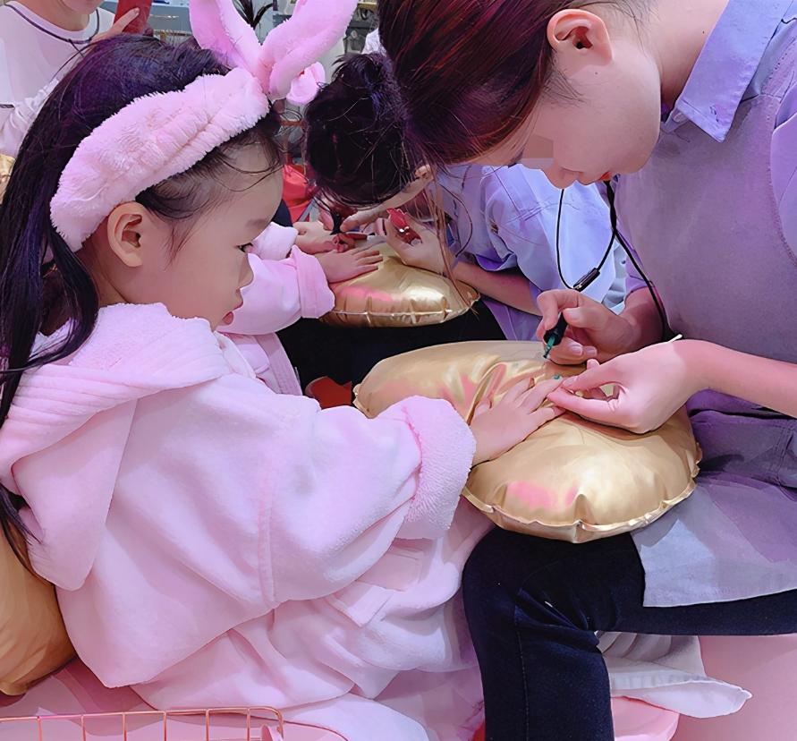 伊能静曾带主持人鲁豫参观女儿的房间，里面衣服、鞋子、书包、玩偶数不胜数，就像一个