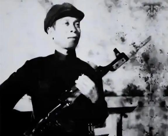 上世纪八十年代初，国家全面收缴民间枪支，一场关于枪支上缴的争执，在海南一户人家中