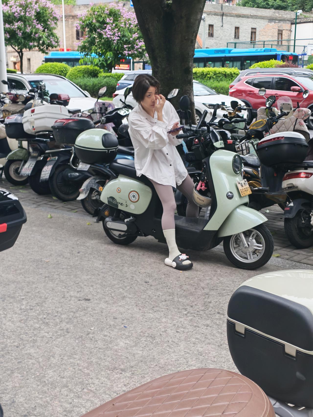 街头偶遇时尚穿搭妈妈