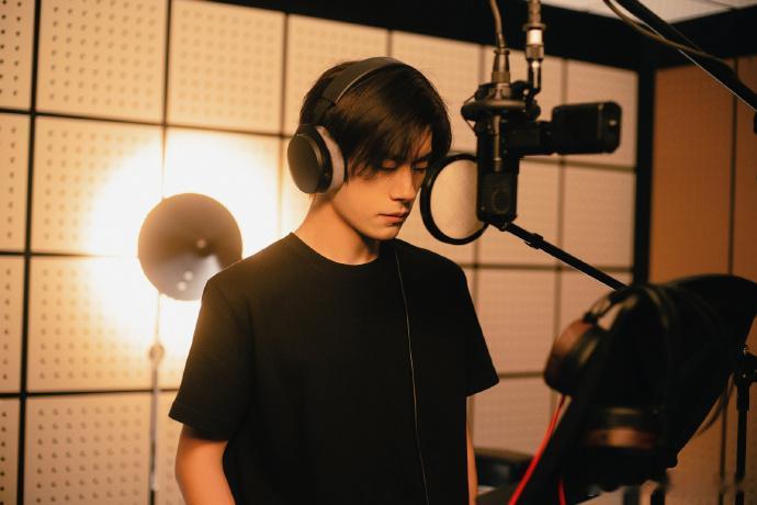 #易烊千玺再启故事新篇# 他不仅是一位优秀的演员，还是一位出色的歌手。这次的新篇