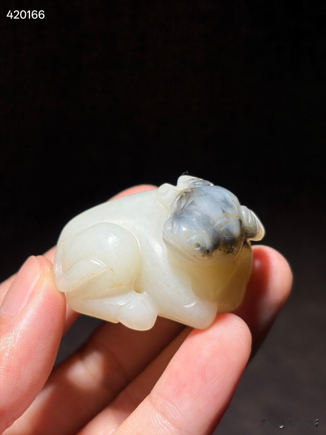 清和田玉青花牛
尺寸4.4×3.4×2.6厘