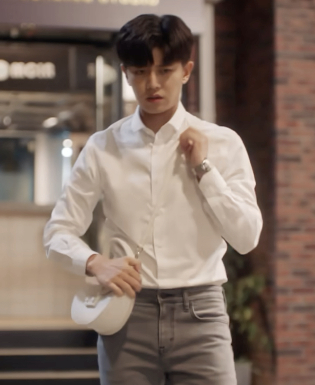 任嘉伦爱奇艺尖叫之夜 周生辰教授这个背包动作