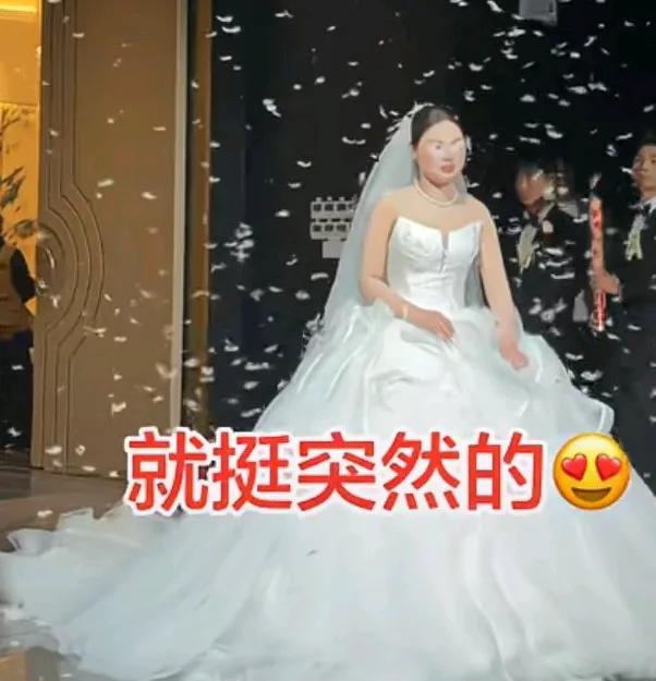 新娘早春结婚，本想美美上场，没想到羽毛直接飞到睫毛上，
可能是睫毛上有胶水的原因