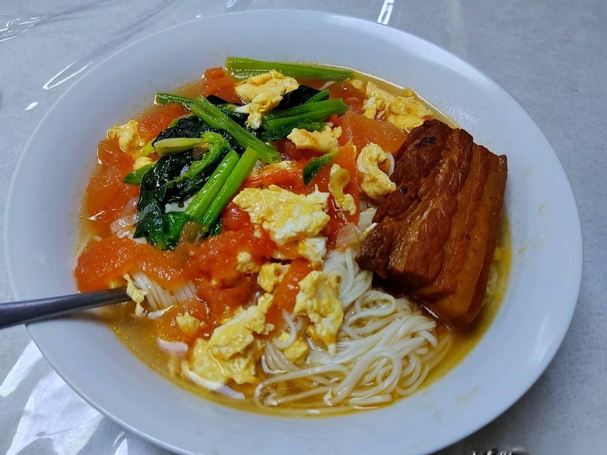 就为了一块把子肉。
真的，就为了一块肉，饭桌上俩兄弟差点没呛起来。
今天周末，按