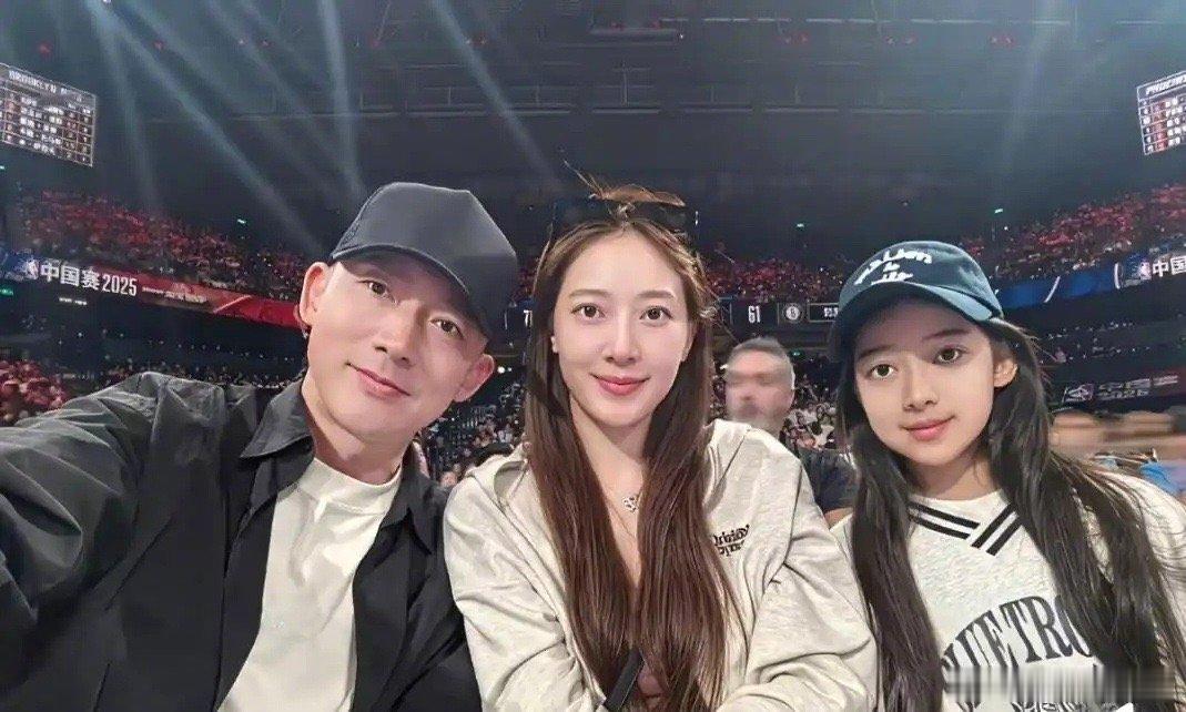 聂远妻子秦子越晒与靳东合照 我天啊！看到聂远妻子秦子越晒与靳东合照，原来聂远妻子