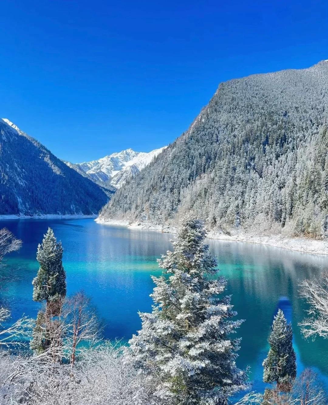 念奴娇·我即山河


山河万里，问何物、能洗胸中尘垢？
踏遍黄山云海路，未解浮生
