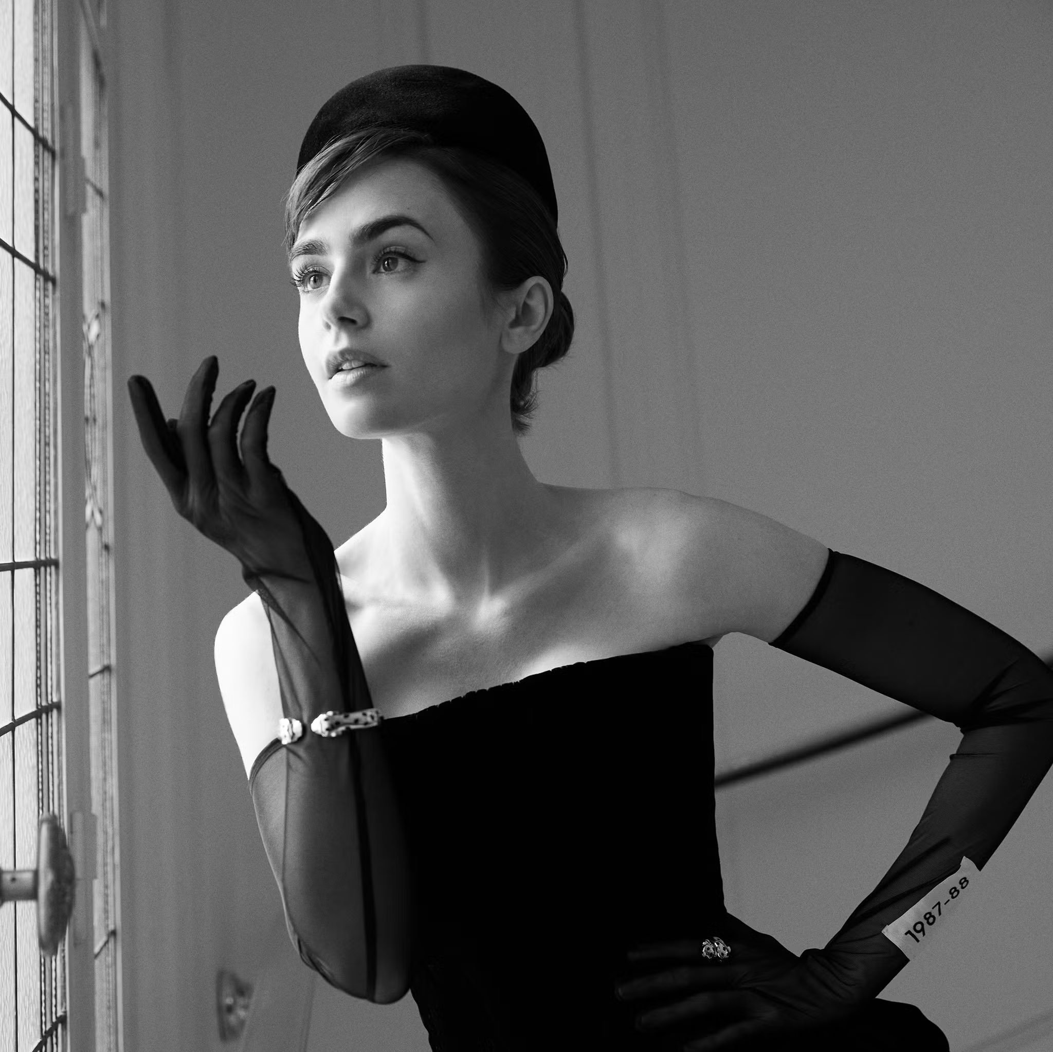 莉莉·柯林斯将出演奥黛丽·赫本！！据deadline报道，莉莉将在新片中出演传奇