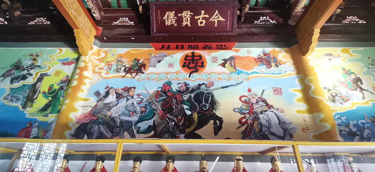 抖音商城的赚金币是骗人的，要提取15元钱，必须要先买50元钱的东西。
最赚钱的还