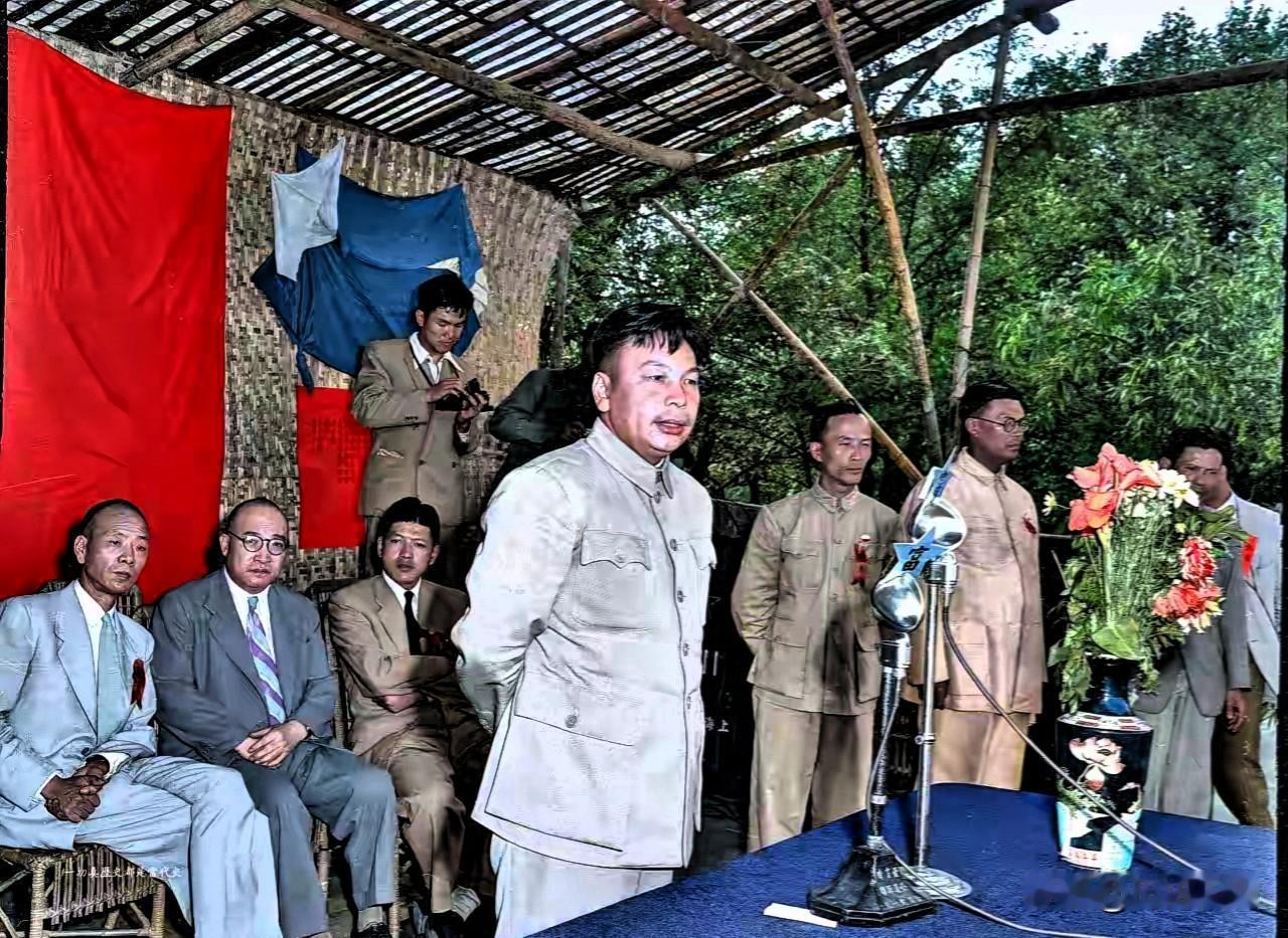 1948年上海，经济危机全面爆发，经济管制督导专员蒋经国宣讲限价打虎政策，整治市
