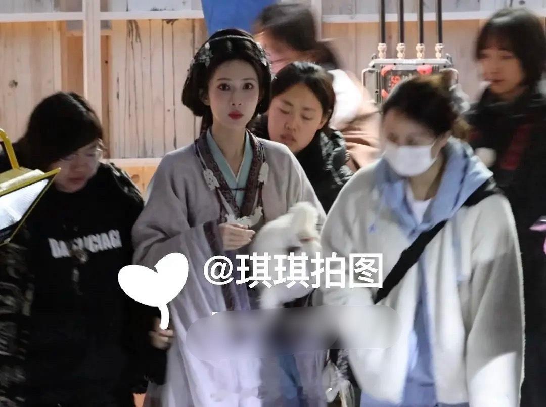 孟子义《将门独后》的第三套造型，这套还是挺显嫩的吧？ 