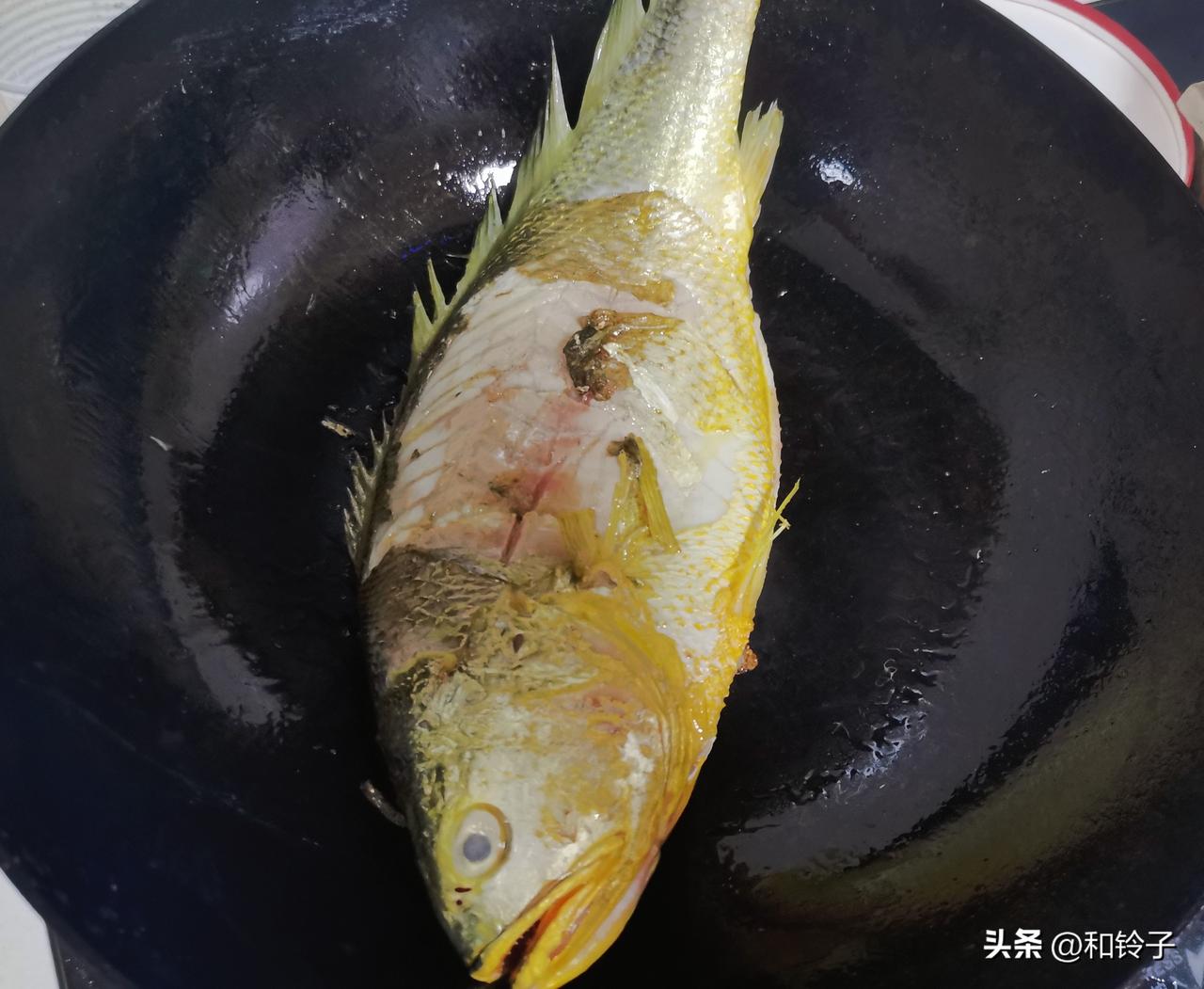 常给爸妈找点事儿干干


昨天，我专门带我妈去一家水产店，买了两条大黄鱼。

我