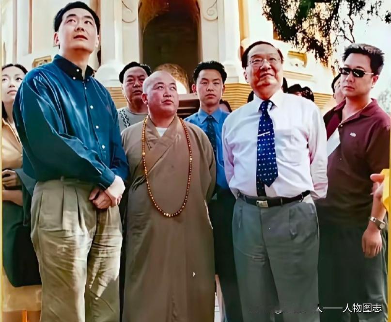 2000年，金庸大师参观少林寺时，时任少林寺方丈主持的释永信亲自陪同