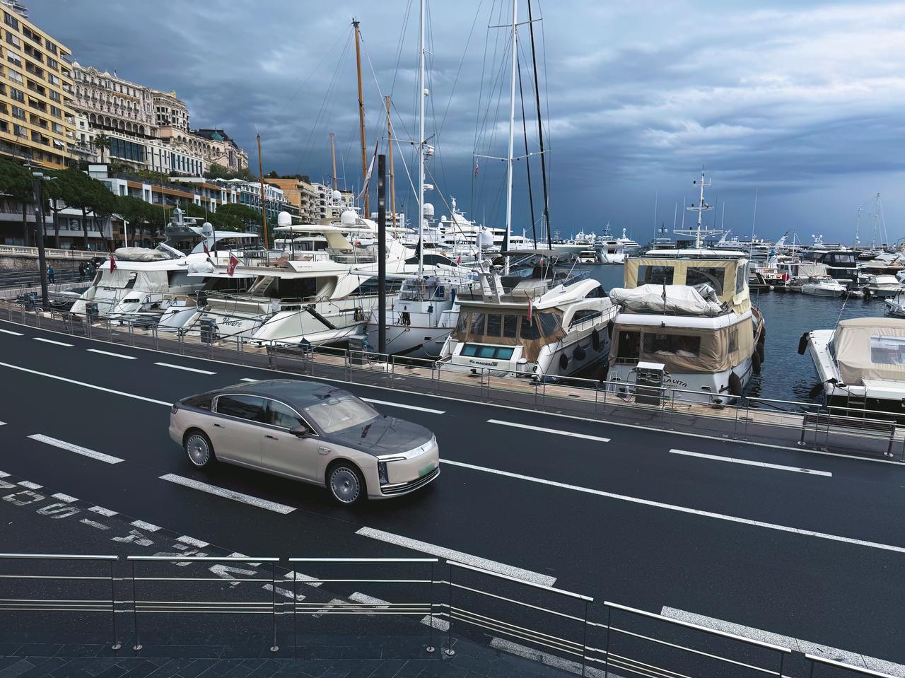 在豪车多如出租车的摩纳哥，当尊界S800与宾利、劳斯莱斯并肩停放，可以说一场无需