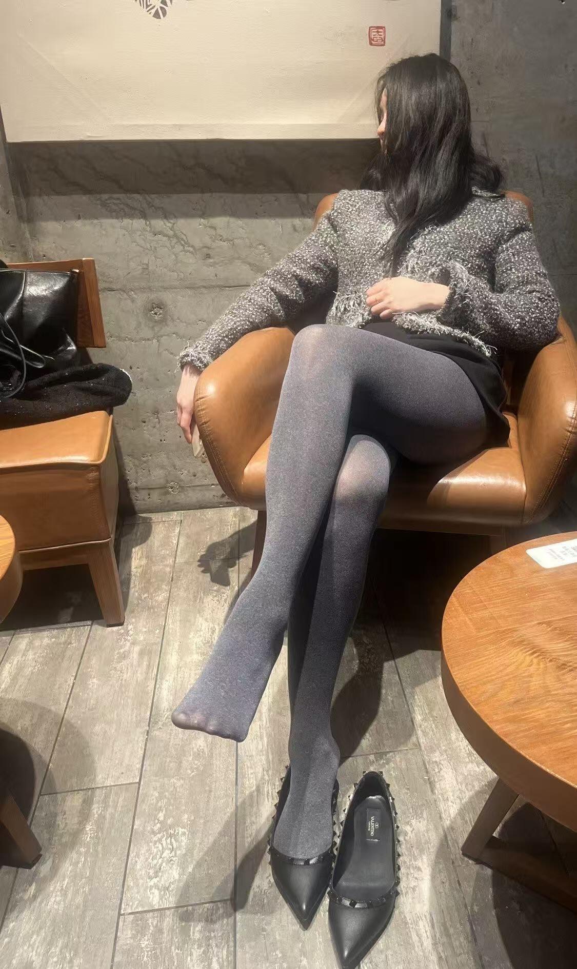 《雅室静思》

雅室温馨灯光柔，佳人独坐意悠悠。
皮椅舒适身形倚，静思冥想心自由