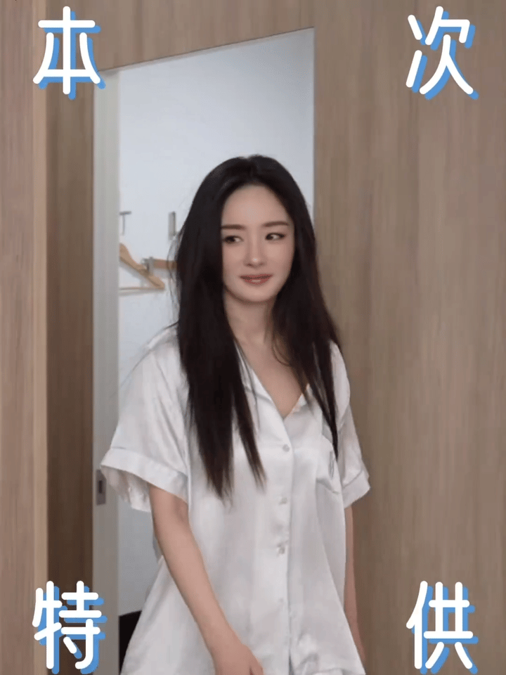 杨幂吃固体杨枝甘露沉默了可爱的美幂 不好吃的东西咱不吃明天一起期待幂神的VOGU