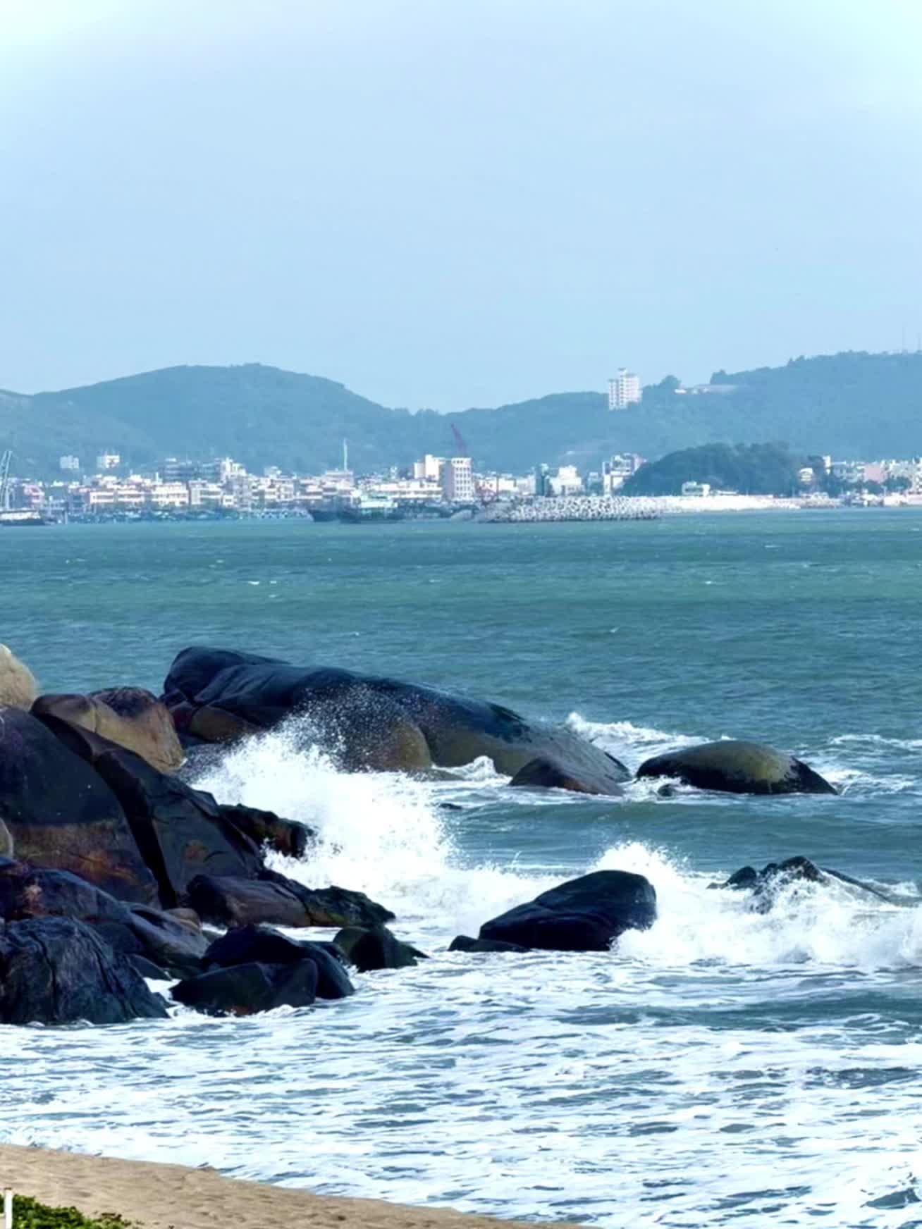 感知幸福的能力真的很重要  比如：日出 日落 海风 海浪的拍打声 这每...