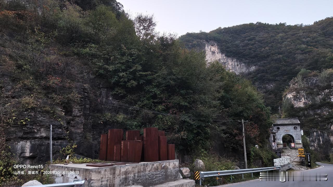 浙水村是以“阳马古道”打造的古村落ip。周围环山，但没有石板岩那种斧劈刀削的气势