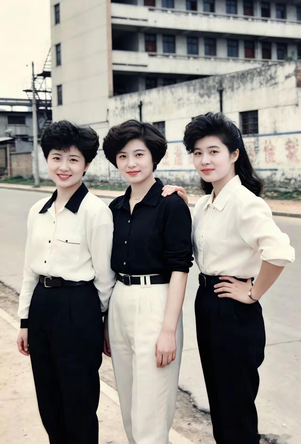 80年代，三位美女长相漂亮，气质好，最有亮点的是三位美女的头发又黑又密又多。 