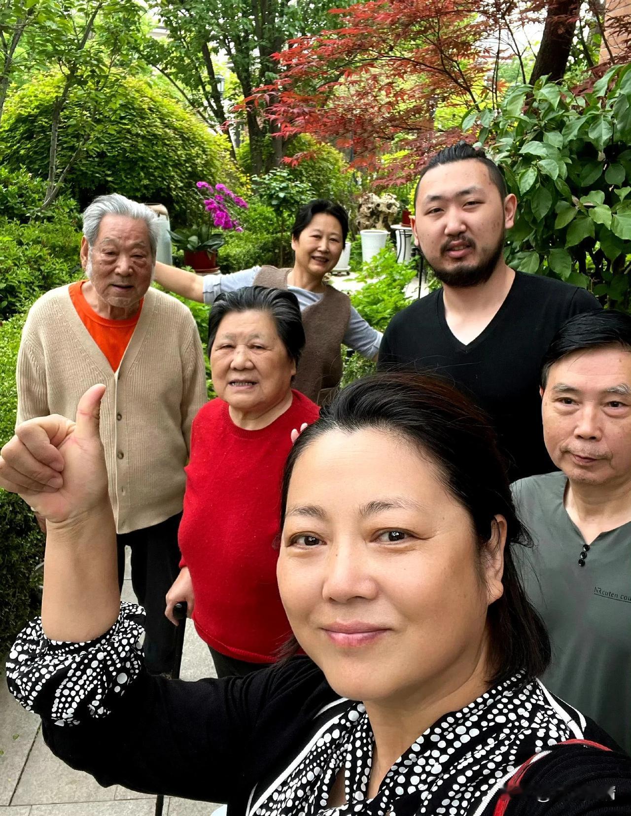 王茜华晒与家人合影！
4月28日，演员王茜华晒出一张与家人外出游玩的合照，并且配