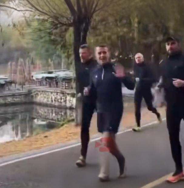 马克龙今天在成都街头晨跑，突然放慢脚步，主动和路边的市民挥手击掌！身边保镖都没反