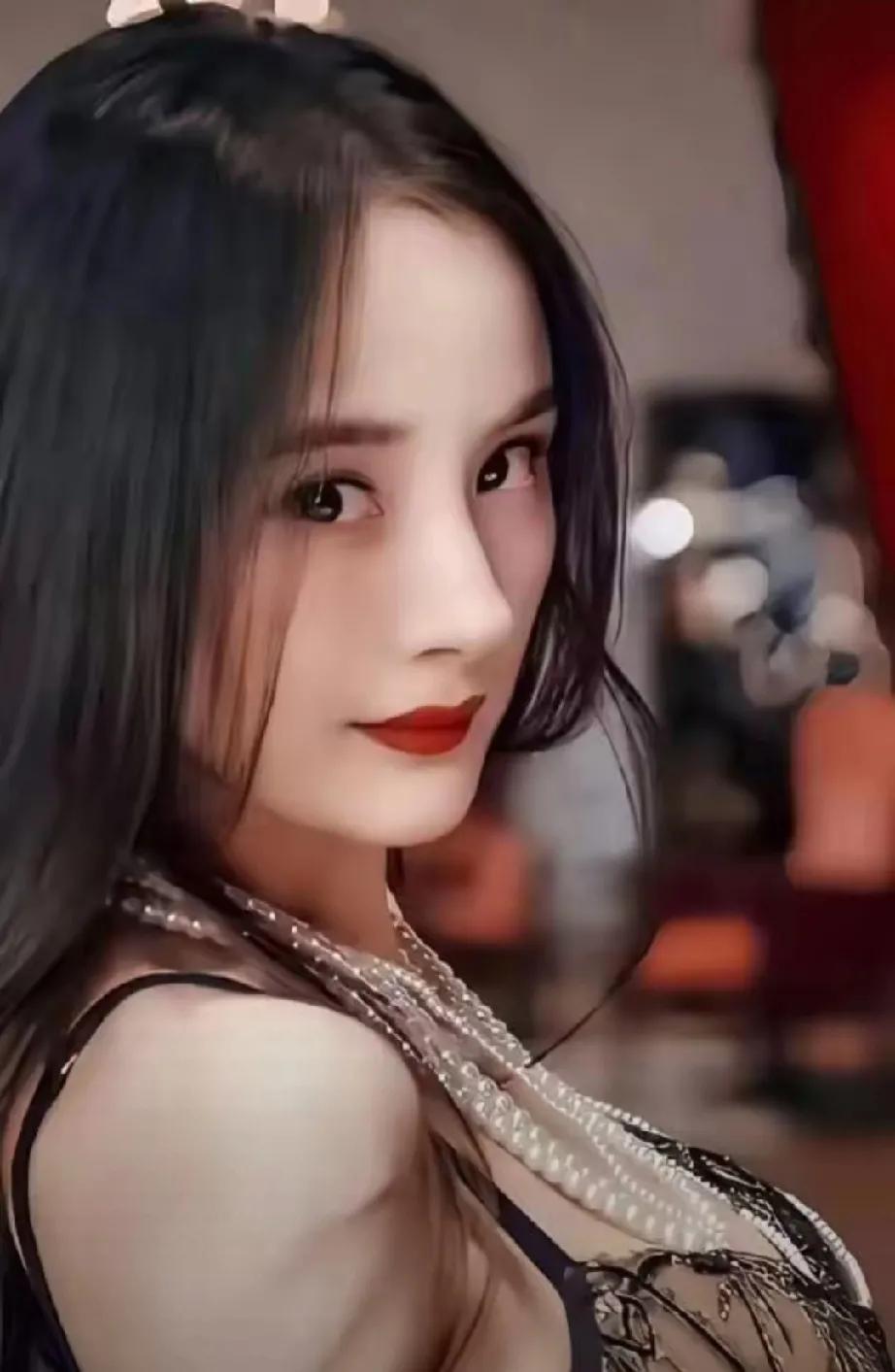 内娱“反差女王”杨幂，直接鲨疯了！红毯上，她是驾驭高定、气场两米八的冷白皮女王；