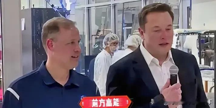 你敢信吗？
马斯克居然是第四个下飞机的！
马斯克还在自己的社交平台X上发文“显摆