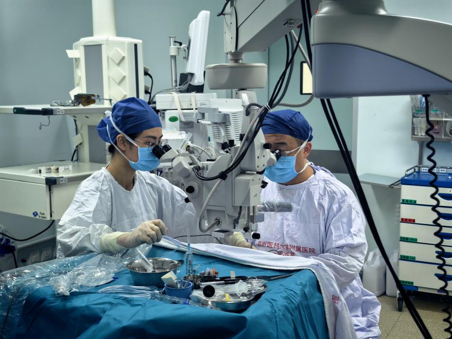 贵医附院完成贵州首例折叠式人工玻璃体球囊（FCVB）眼球内植入术
