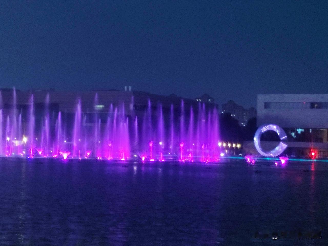 银河广场的夜晚，乐曲响起，喷泉随着音乐的节奏忽高忽低。五彩斑斓的光影变幻，水花转