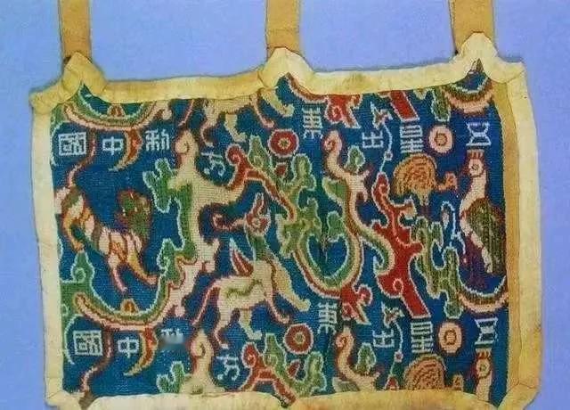 1995年，考古队员小心翼翼地褪下女尸的衣物：“啊！”一声尖叫直击耳膜！众人不觉