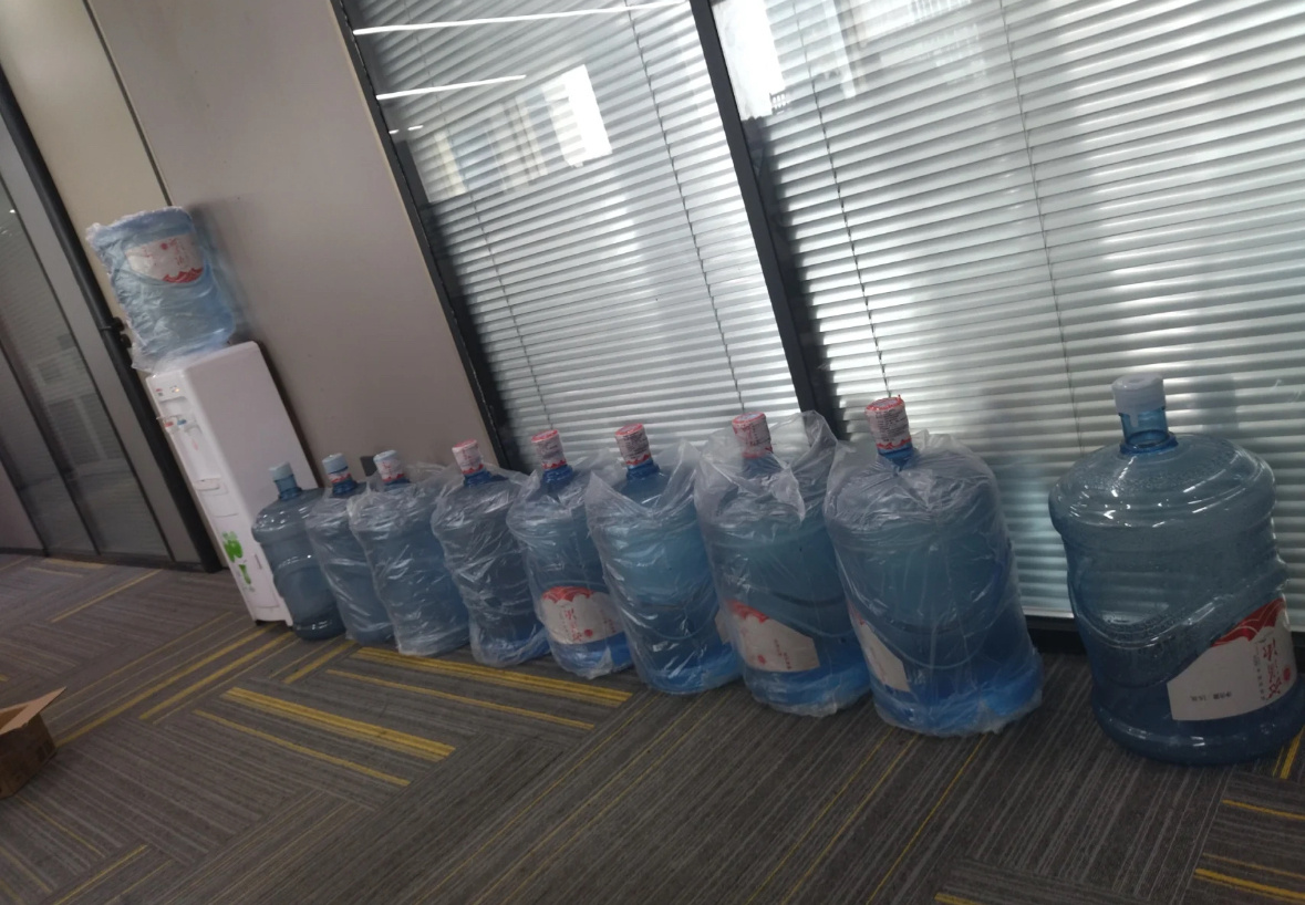 员工每天上班要喝10桶水[哆啦A梦害怕]#员工每天上班要喝10桶水# // #镜