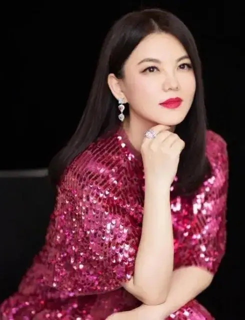 这个消息让多少人震惊了，47岁的李湘宣布退休了，说一声羡慕不过分吧！这么多年李湘