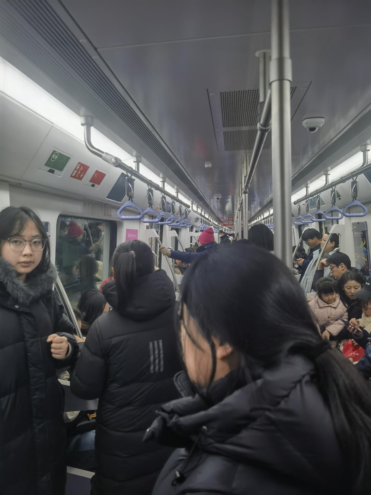 分享一张你最近拍的西安一角的照片西安地铁的火爆是你想不到的，已是下午17：00西