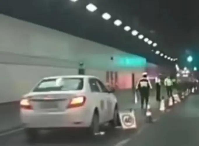 交警隧道内查酒驾被网约车撞飞：你猜查酒驾的收益是多少？

据多家媒体报道，4月1