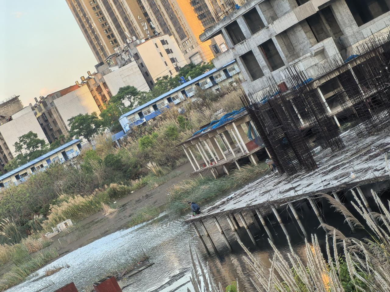 金茂府这个项目的边上的这个项目还有两个大水坑。
现在成了钓鱼爱好者的一个好去处，