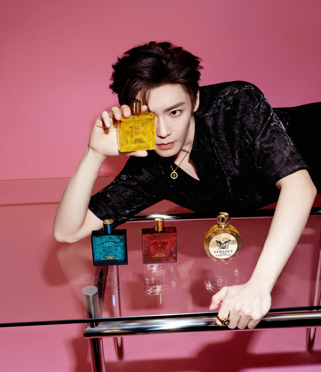 侯明昊 出镜范思哲香水大片